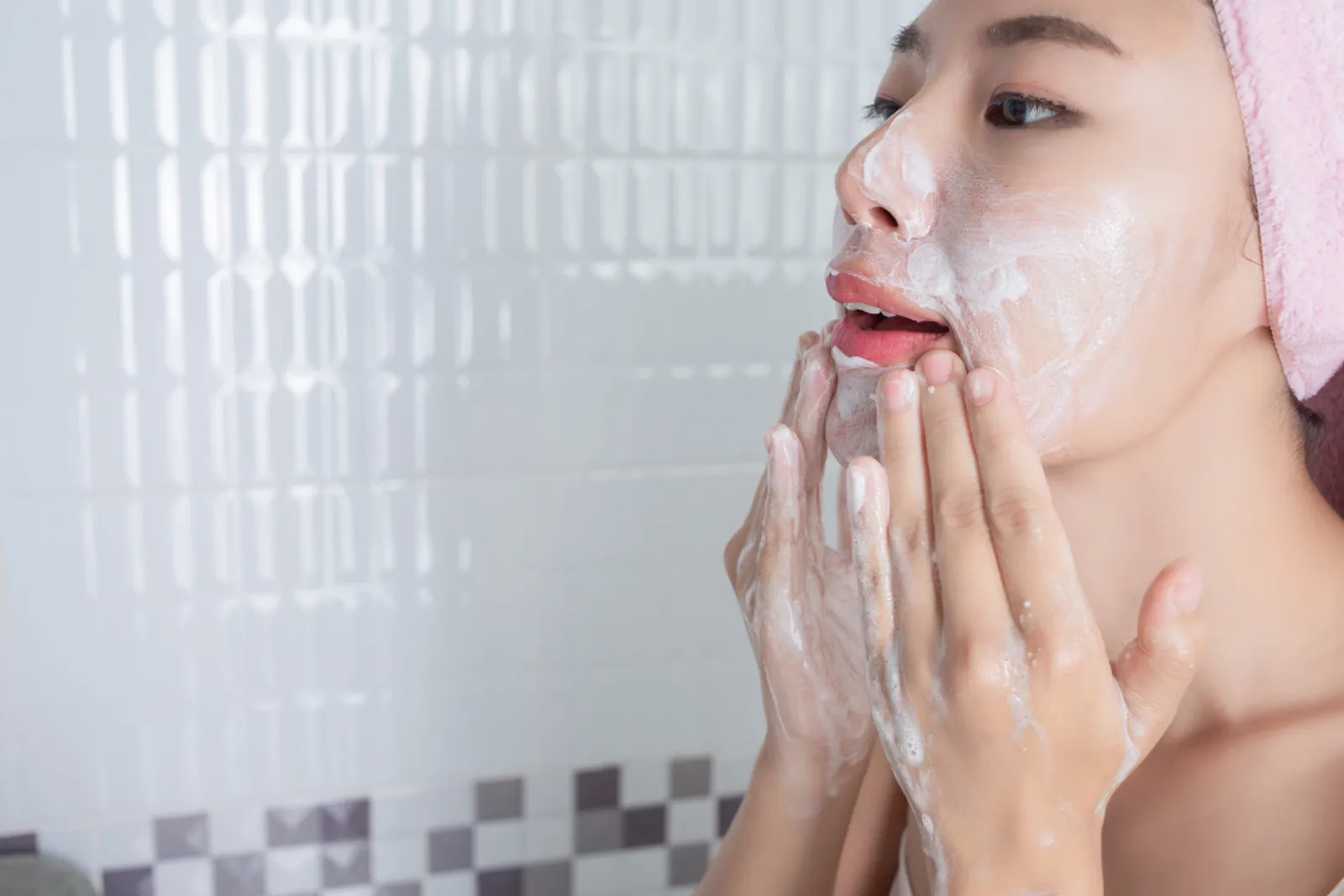 Dapatkan Kulit Cerah a la Cewek Korea dengan Skincare Routine Ini