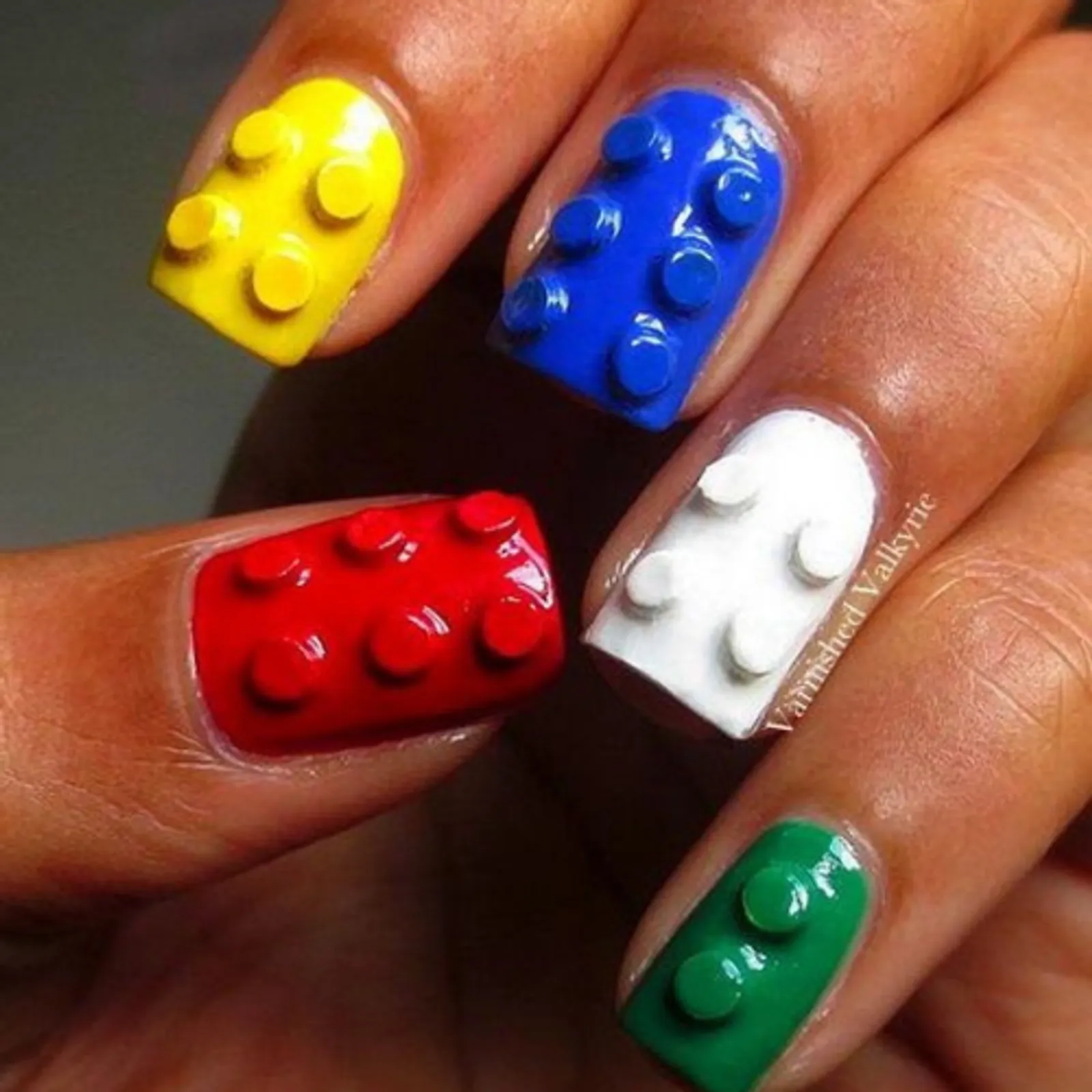 Desain 3D Nail Art Anti Mainstream yang Bisa Kamu Coba