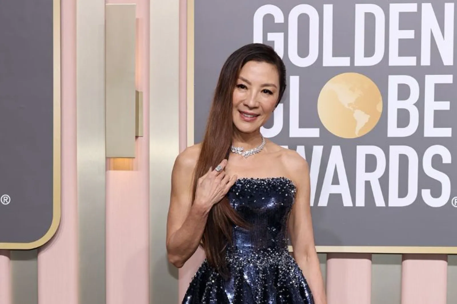 Gaya Red Carpet Michelle Yeoh, Peraih Nominasi Oscar & SAG Award 2023