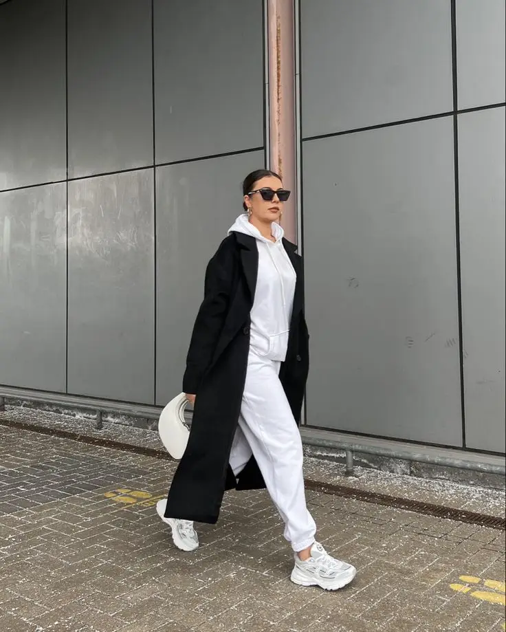 Referensi Gaya Street Style Pakai Celana Jogger