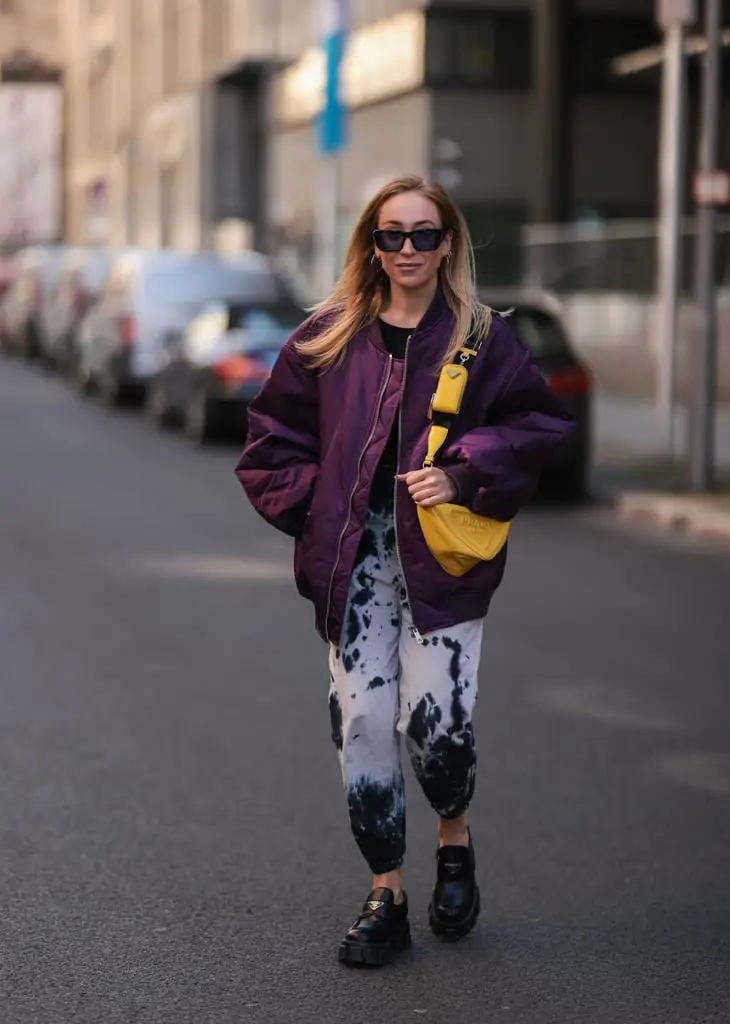 Referensi Gaya Street Style Pakai Celana Jogger