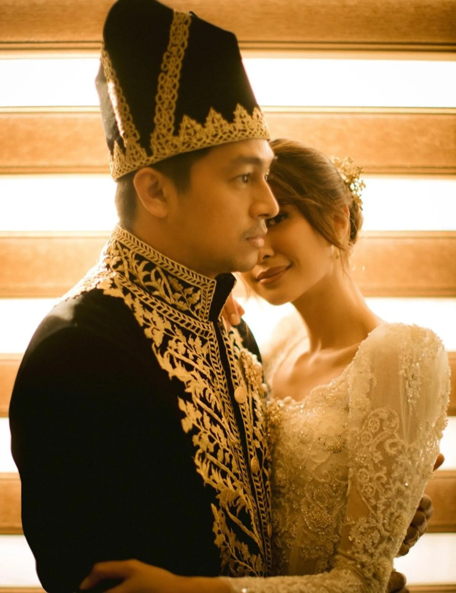 Sebulan Menikah, 7 Momen Resepsi Kedua Mikha Tambayong & Deva Mahenra