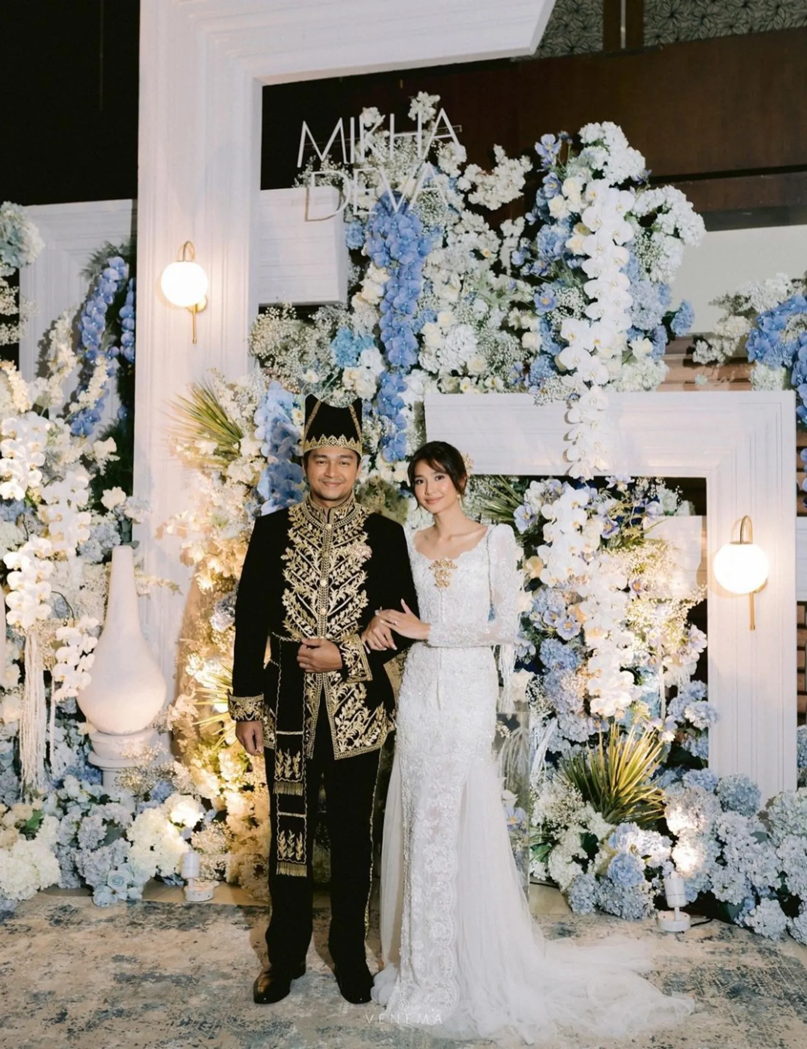 Sebulan Menikah, 7 Momen Resepsi Kedua Mikha Tambayong & Deva Mahenra
