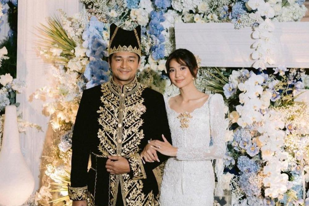 Sebulan Menikah, 7 Momen Resepsi Kedua Mikha Tambayong & Deva Mahenra