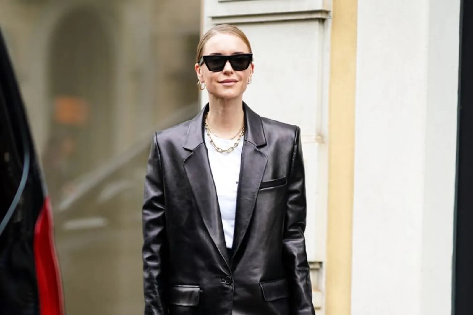 Intip OOTD Pakai Leather Blazer a La Street Style Fashion Week