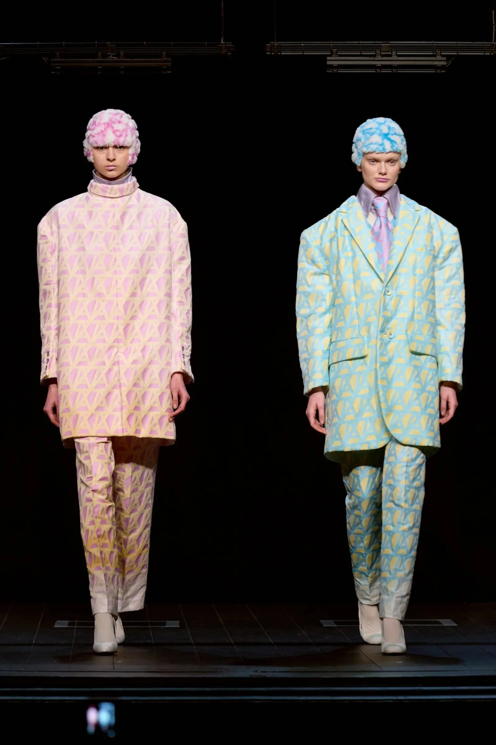 Anrealage Sulap Warna Baju dengan Sinar UV di Paris Fashion Week 2023