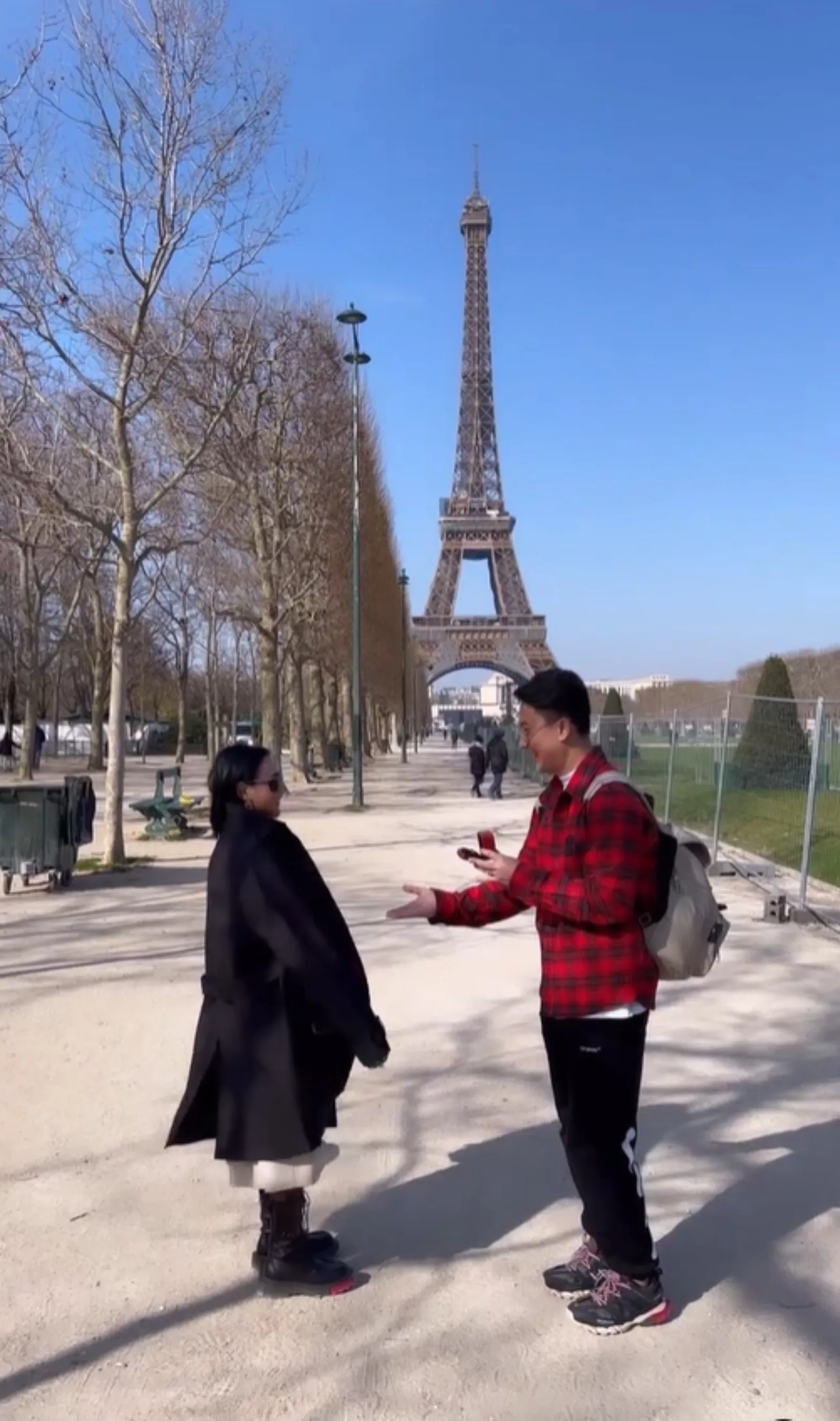 Romantis, 10 Potret Wika Salim Dilamar Kekasih di Depan Menara Eiffel