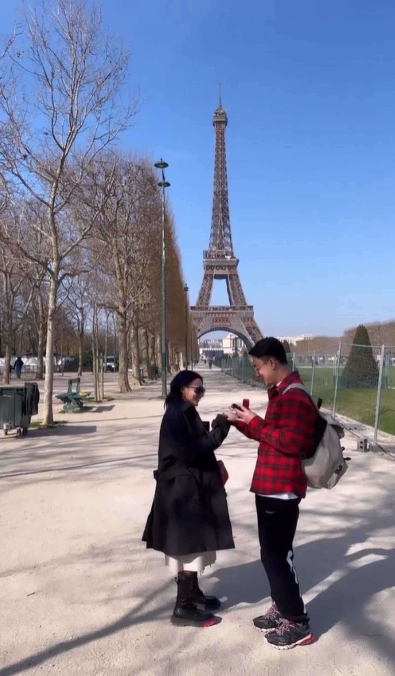 Romantis, 10 Potret Wika Salim Dilamar Kekasih di Depan Menara Eiffel