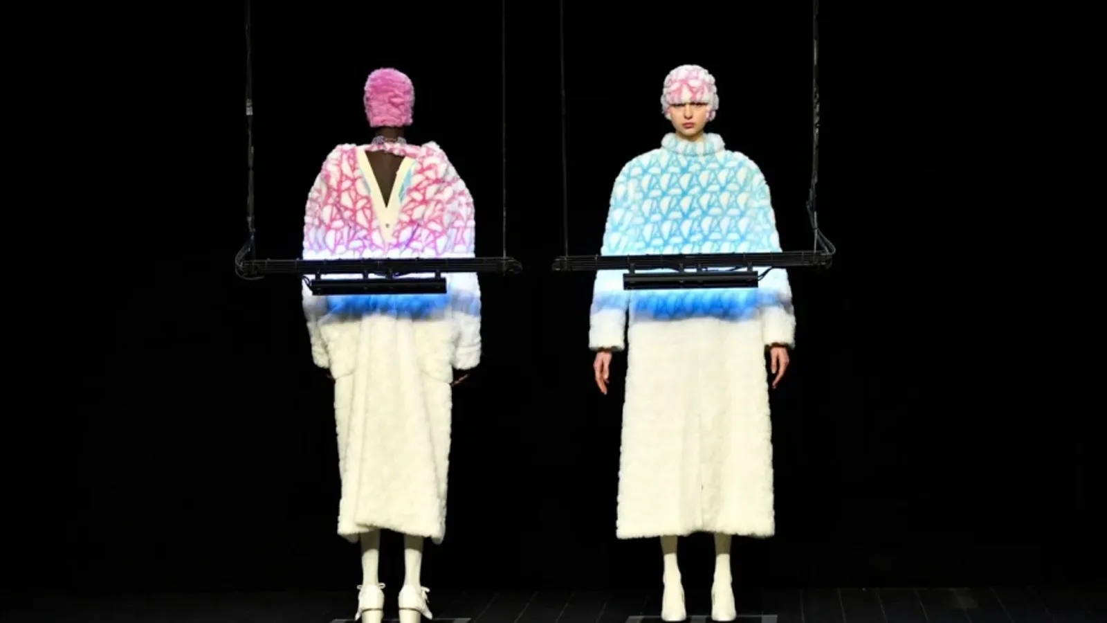 Anrealage Sulap Warna Baju dengan Sinar UV di Paris Fashion Week 2023