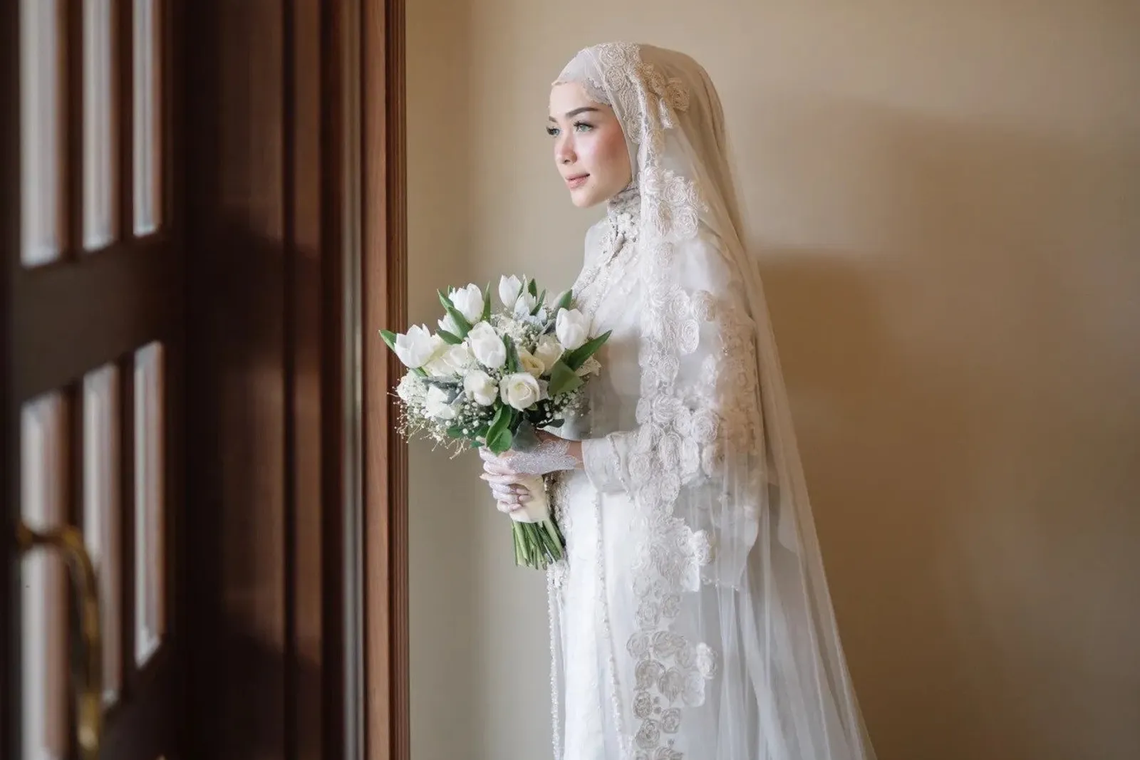 Inspirasi Gaun Pengantin Putih a La Selebgram Hijab