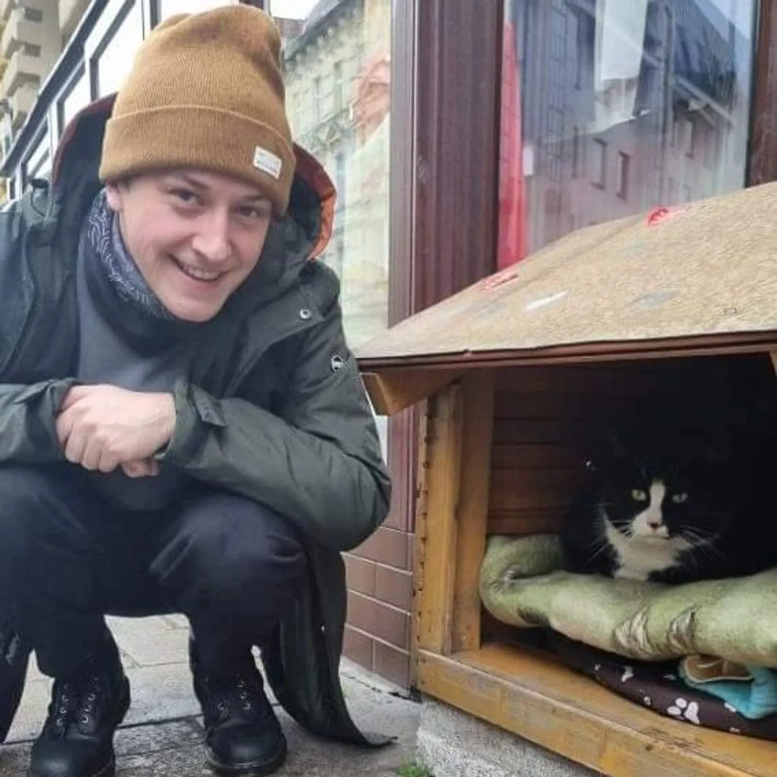 Bertemu dengan Gacek, Kucing Gempal yang Menjadi Ikon Kota di Polandia
