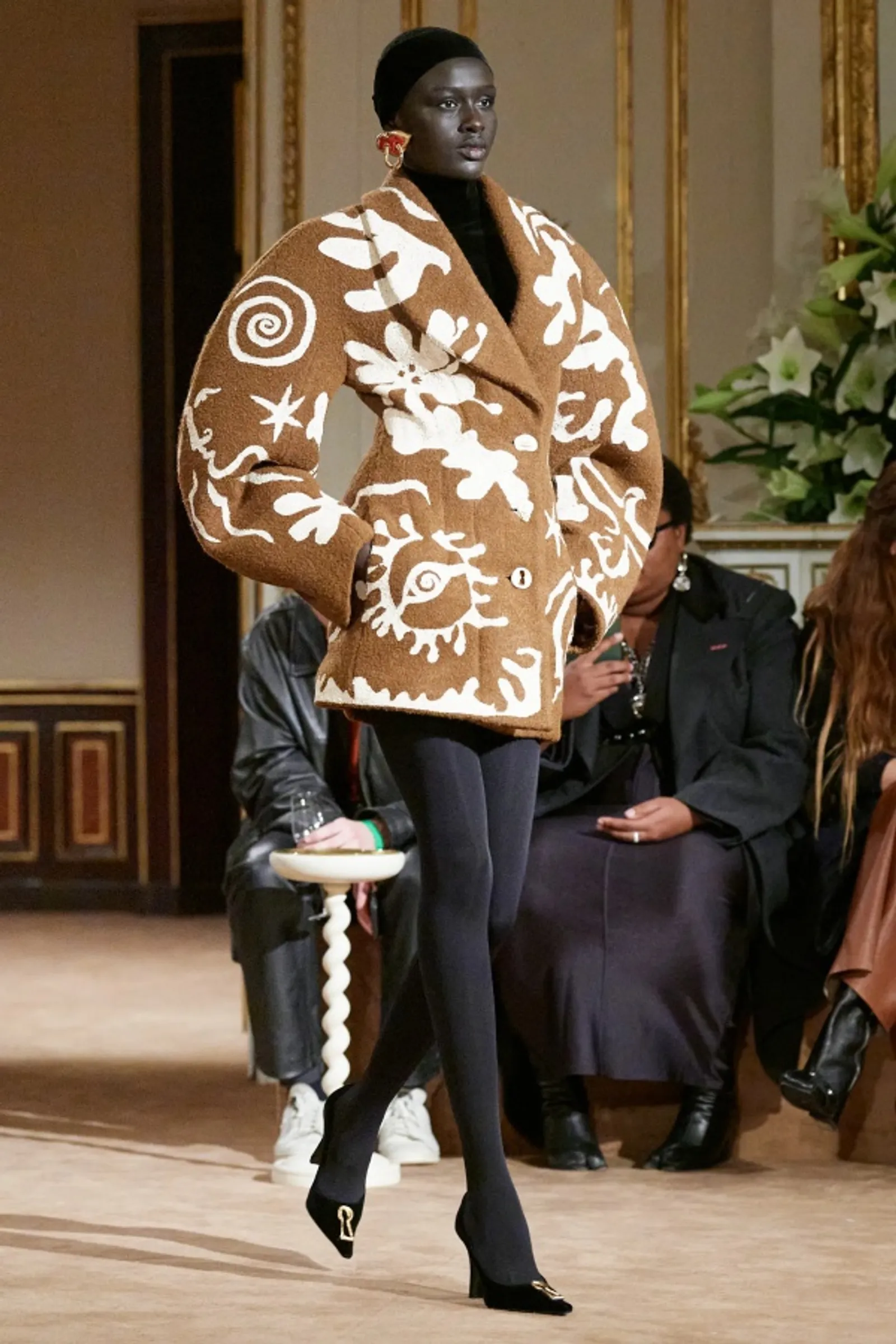 7 Hal Menarik dari Fashion Show Schiaparelli Fall 2023