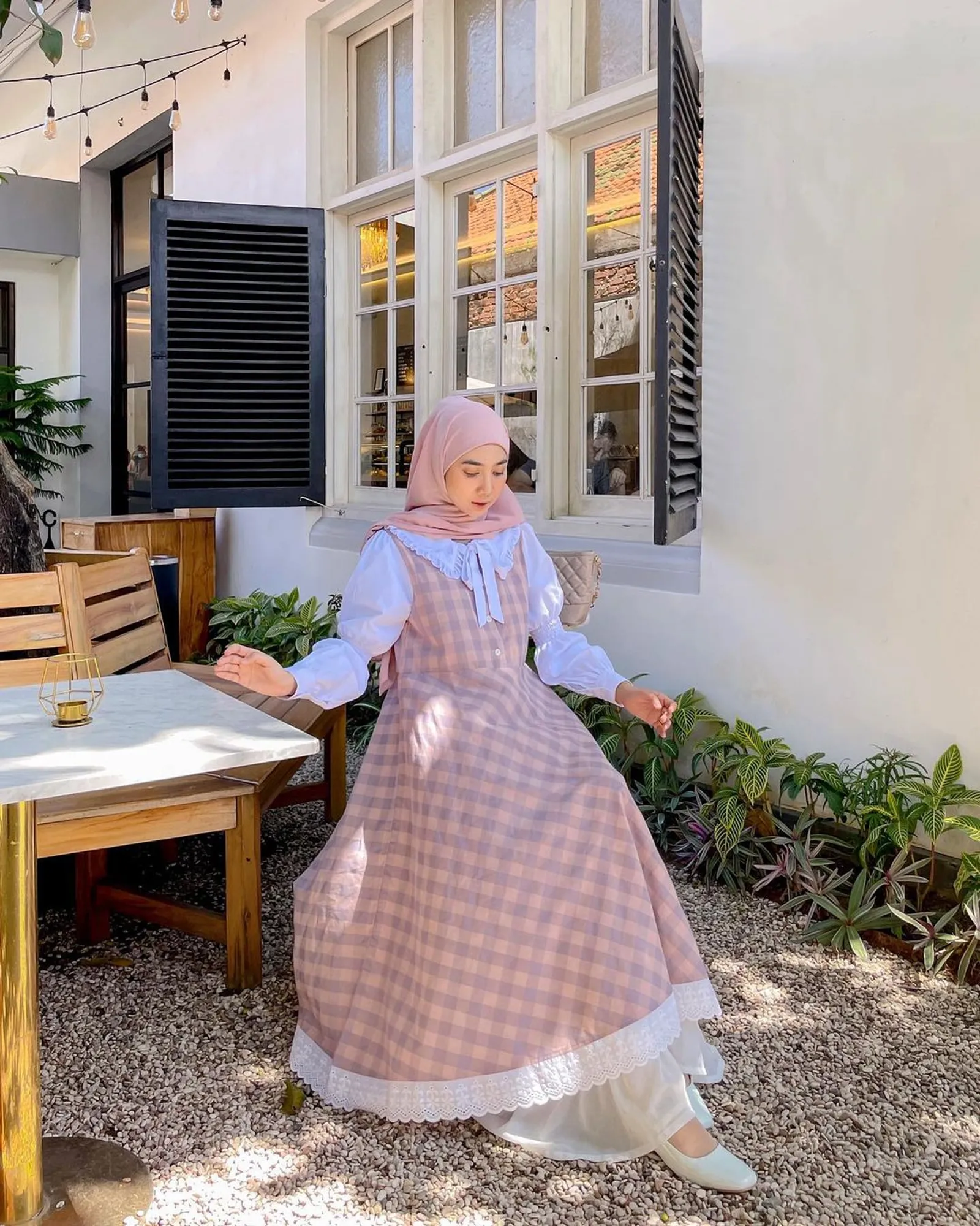 Inspirasi Cottagecore Outfit untuk Perempuan Hijab