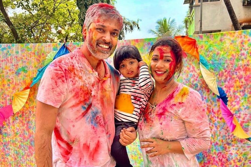 9 Potret Artis India yang Rayakan Holi 2023 Bersama Pasangan