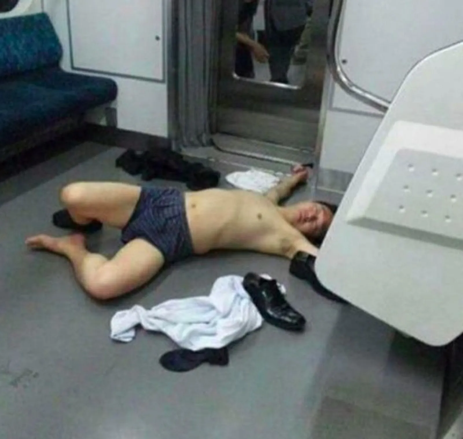 17 Momen Absurd di Gerbong Kereta, Pernah Melihat Salah Satunya?