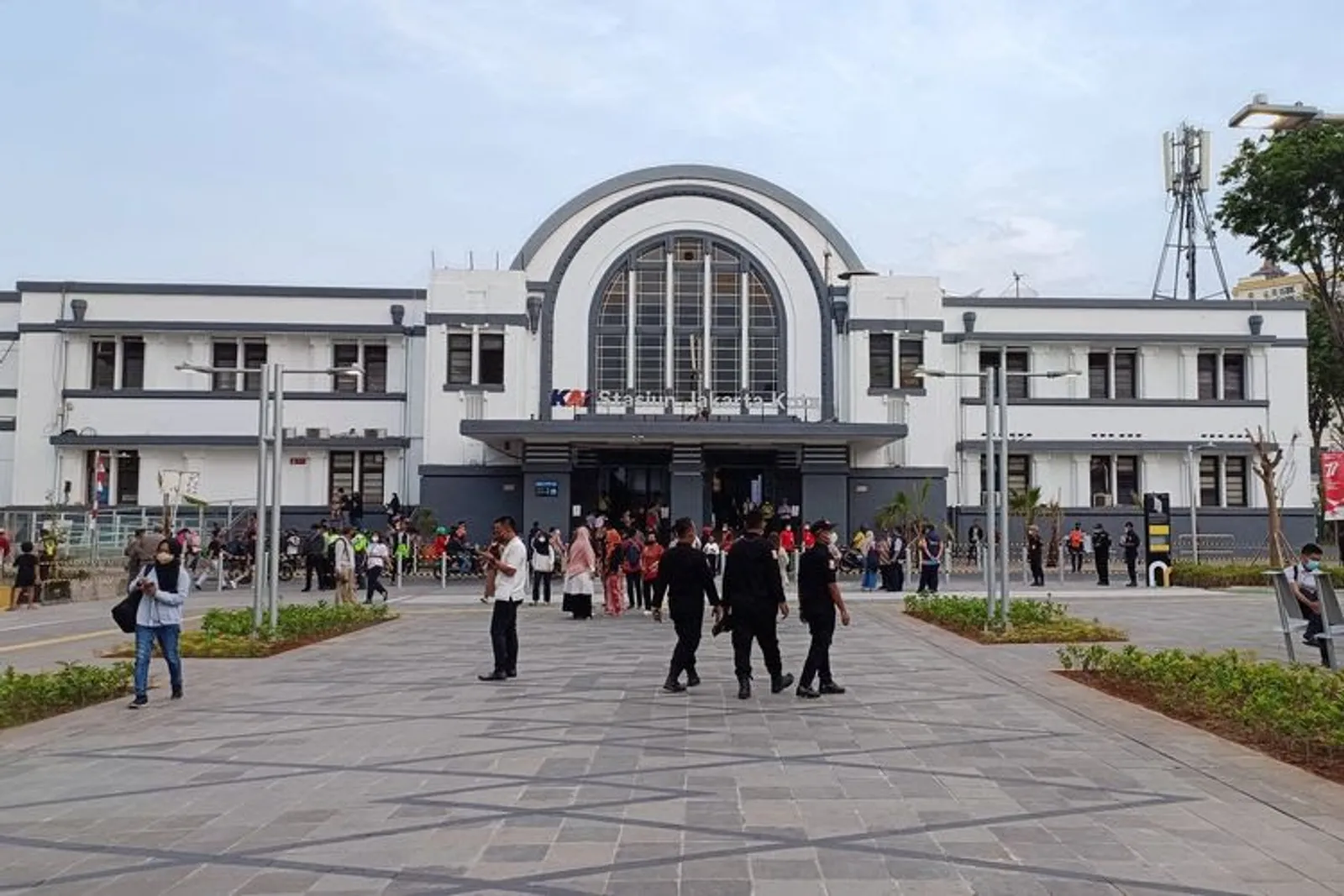 11 Fakta Stasiun Jakarta Kota, Punya Arsitektur Bergaya khas Yunani