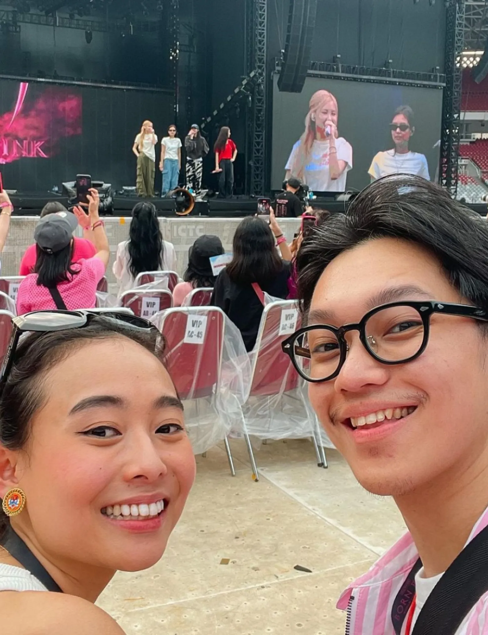 9 Seleb Tanah Air yang Nonton Konser BLACKPINK Bersama Pasangan