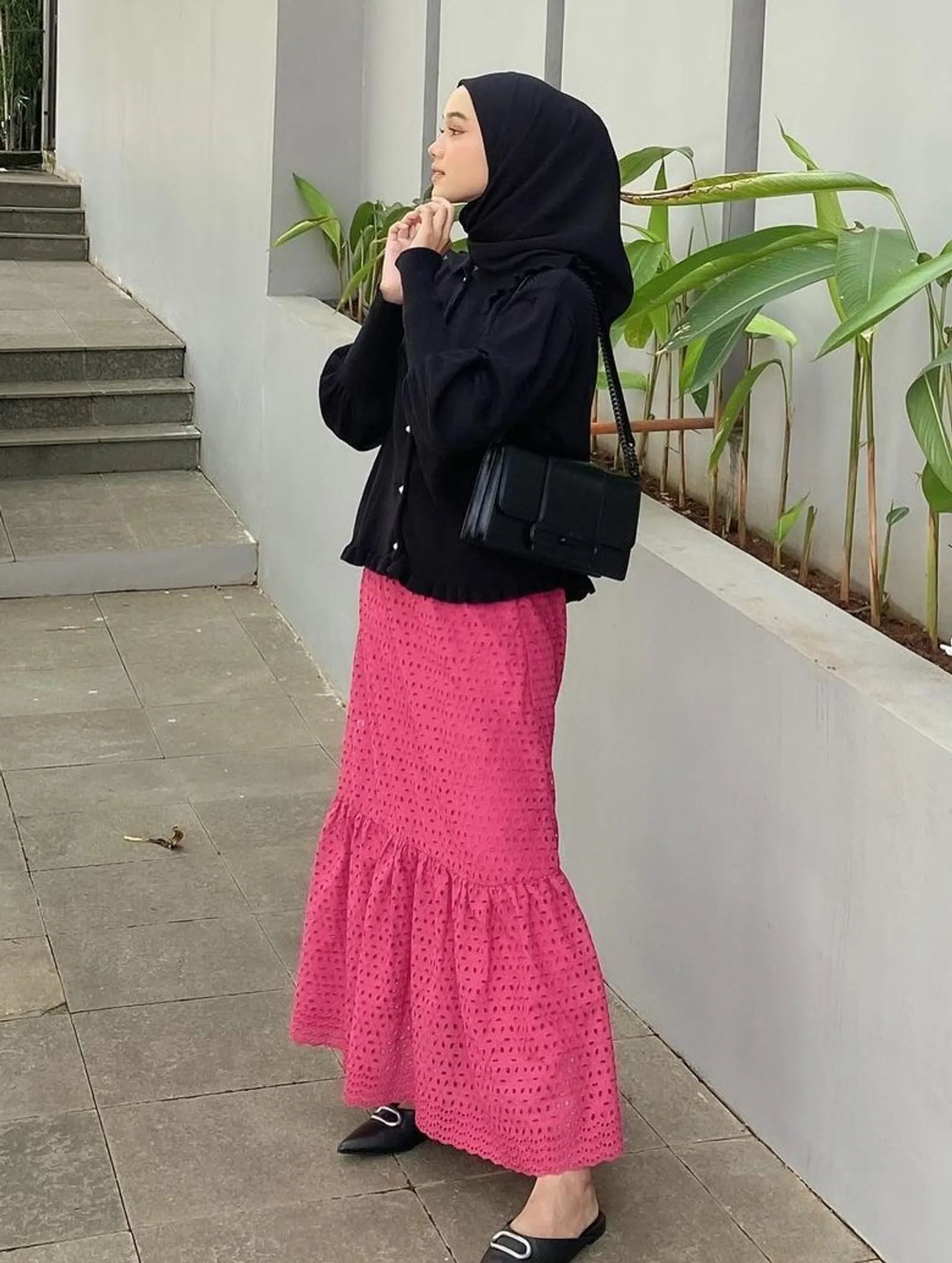 10 OOTD Hijab Rok Perempuan, Cocok Jadi Outfit Kuliah!