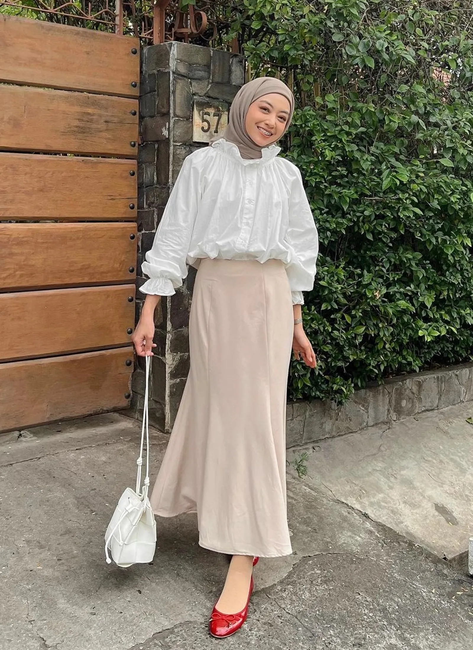 10 OOTD Hijab Rok Perempuan, Cocok Jadi Outfit Kuliah!