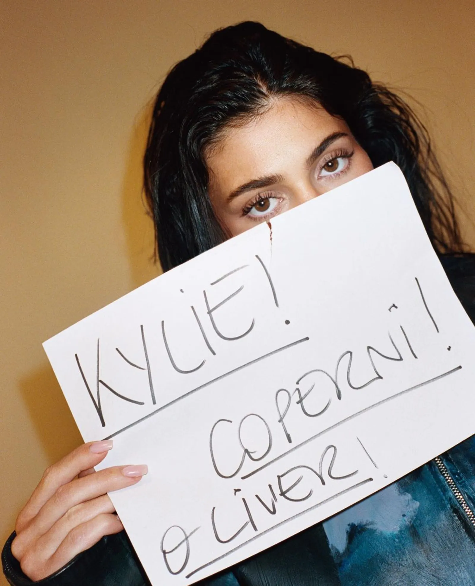 Kylie Jenner Tampil Sensual dalam Balutan Koleksi Terbaru Coperni