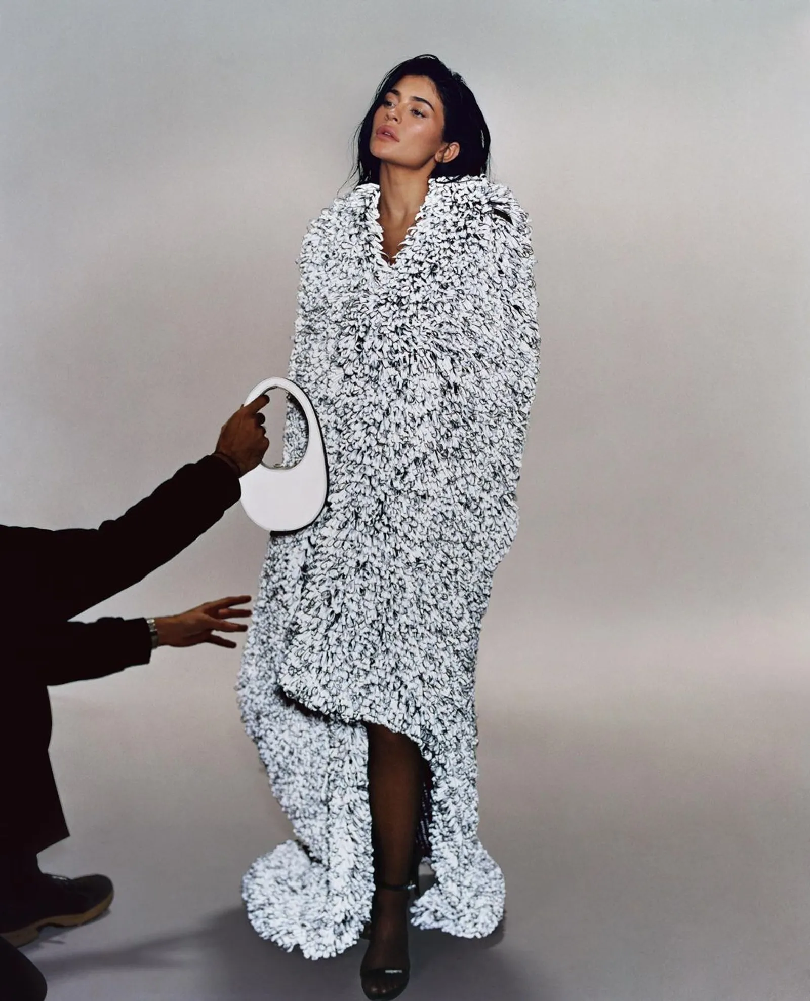 Kylie Jenner Tampil Sensual dalam Balutan Koleksi Terbaru Coperni