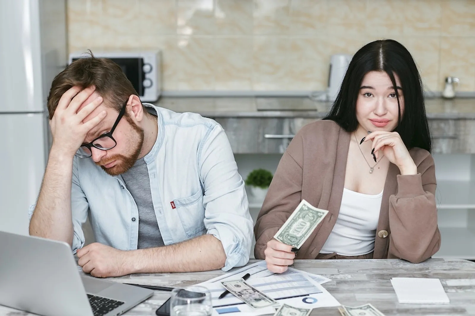 5 Cara Menghindari Pertengkaran tentang Uang dengan Pasangan