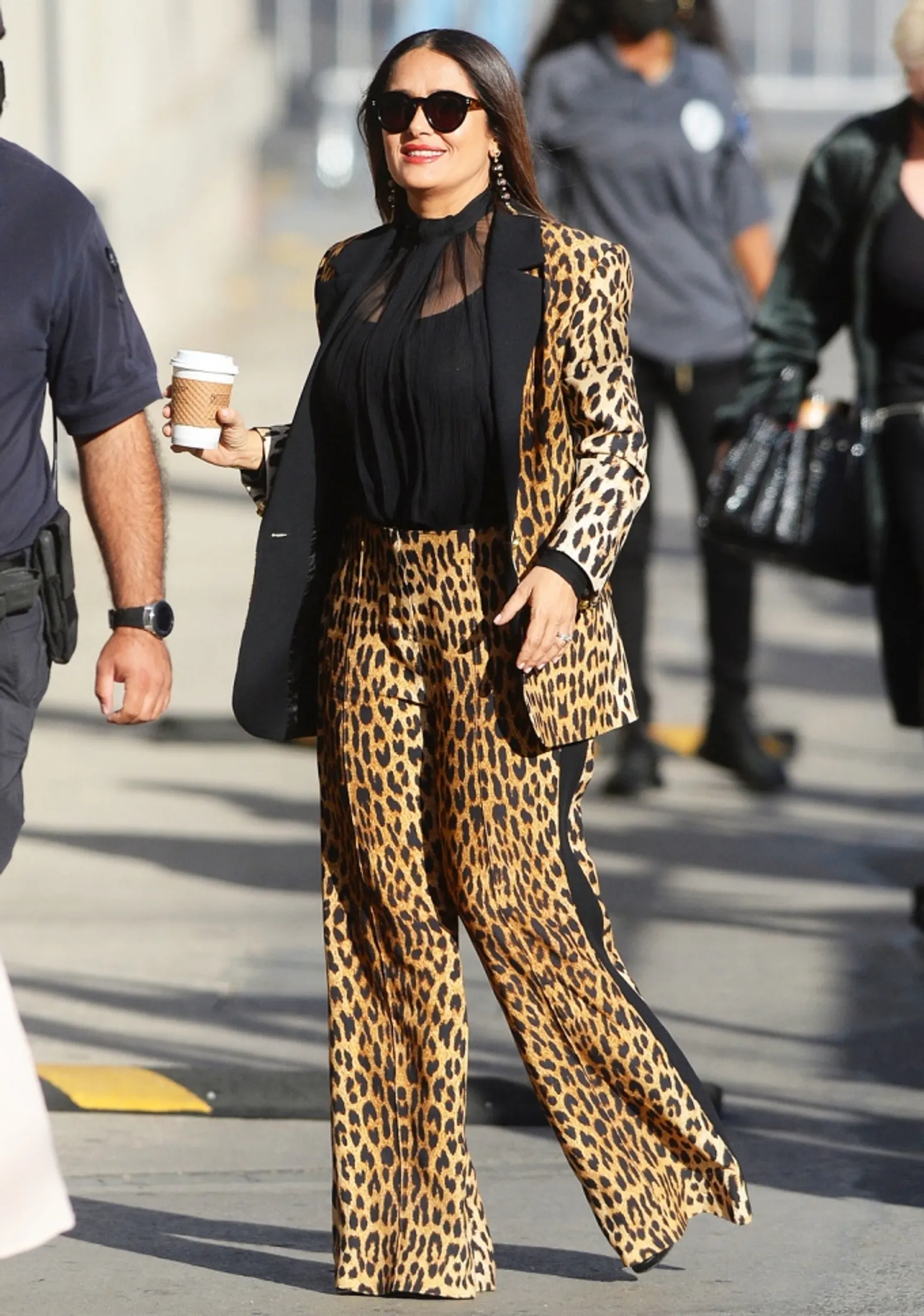 Inspirasi Outfit Motif Leopard a La Artis Hollywood