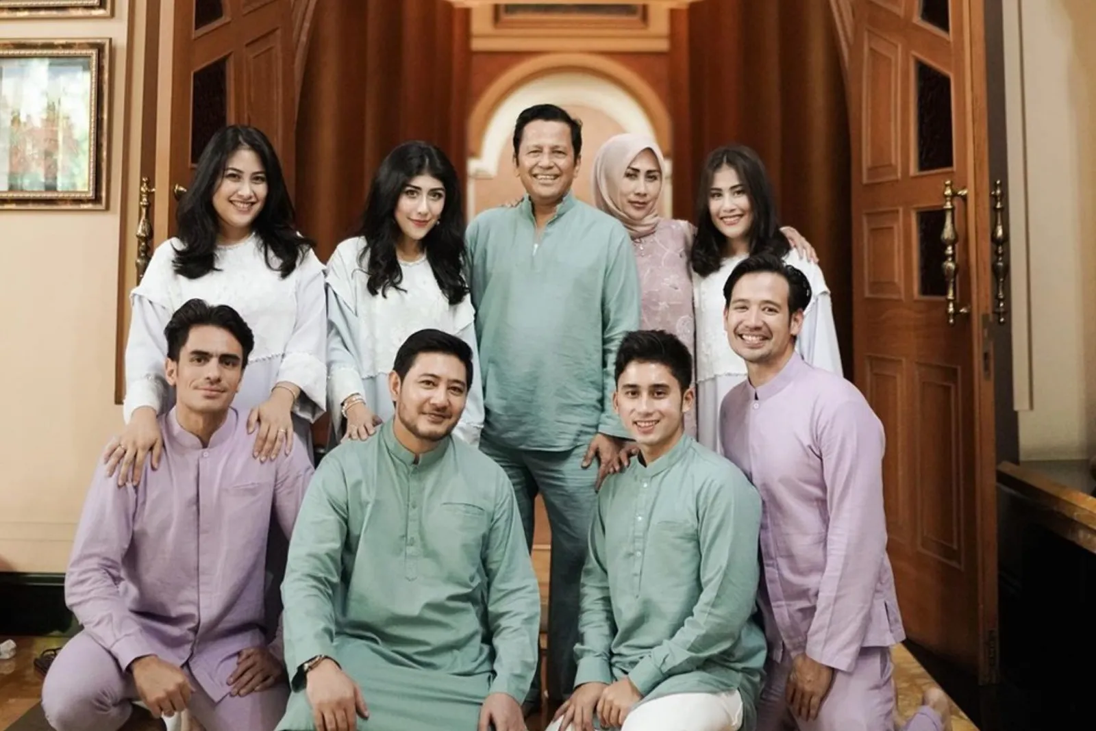 Harmonis, Intip 8 Potret Alshad Ahmad Bersama Keluarga