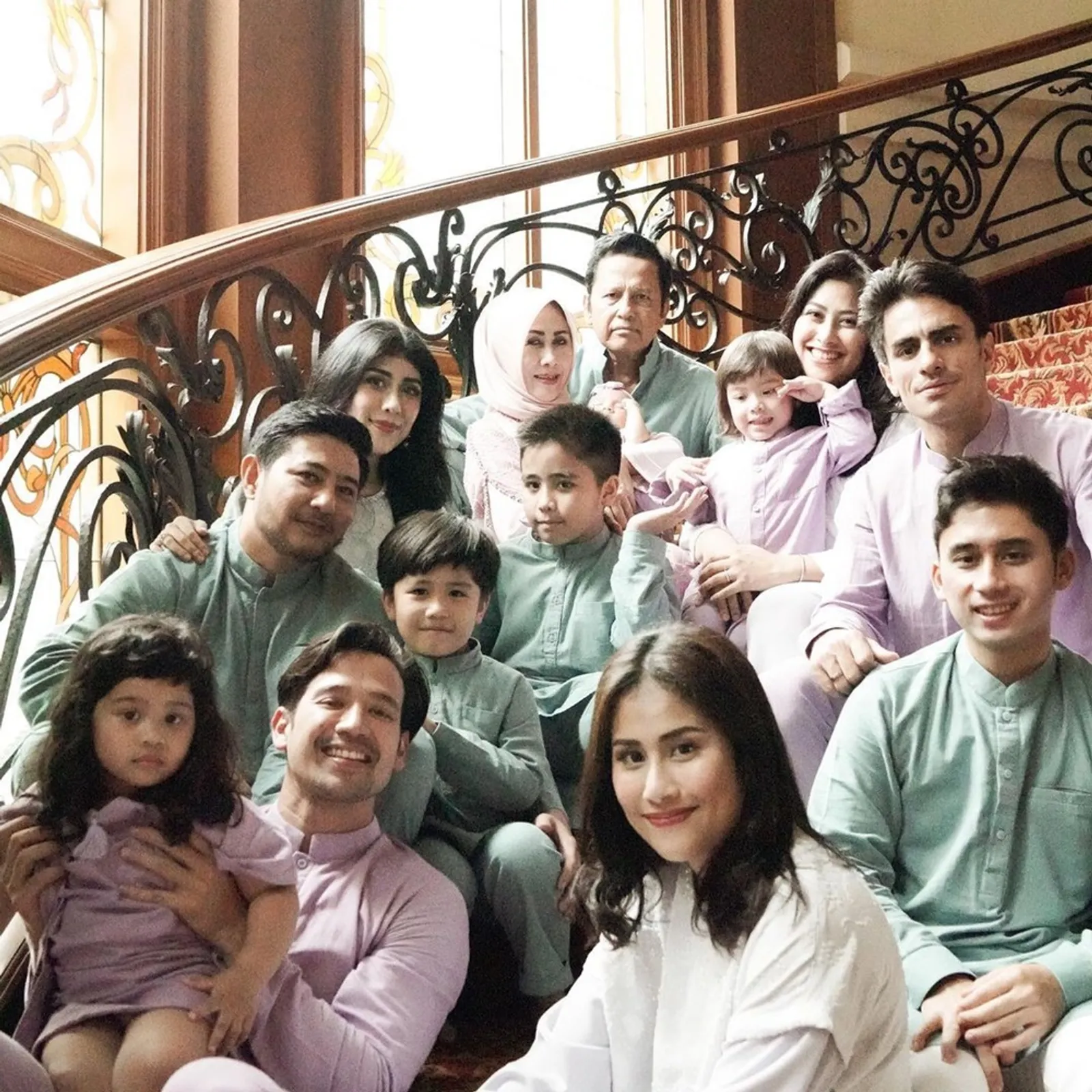 Harmonis, Intip 8 Potret Alshad Ahmad Bersama Keluarga