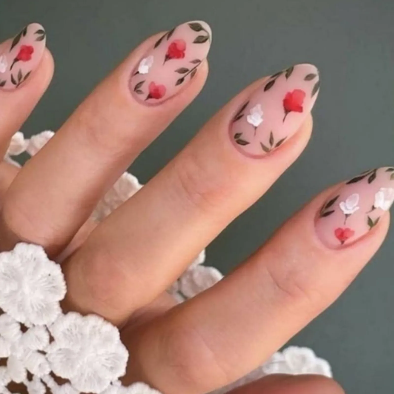 7 Inspirasi Nail Art Bunga untuk Kamu yang Mau Tampil Feminin