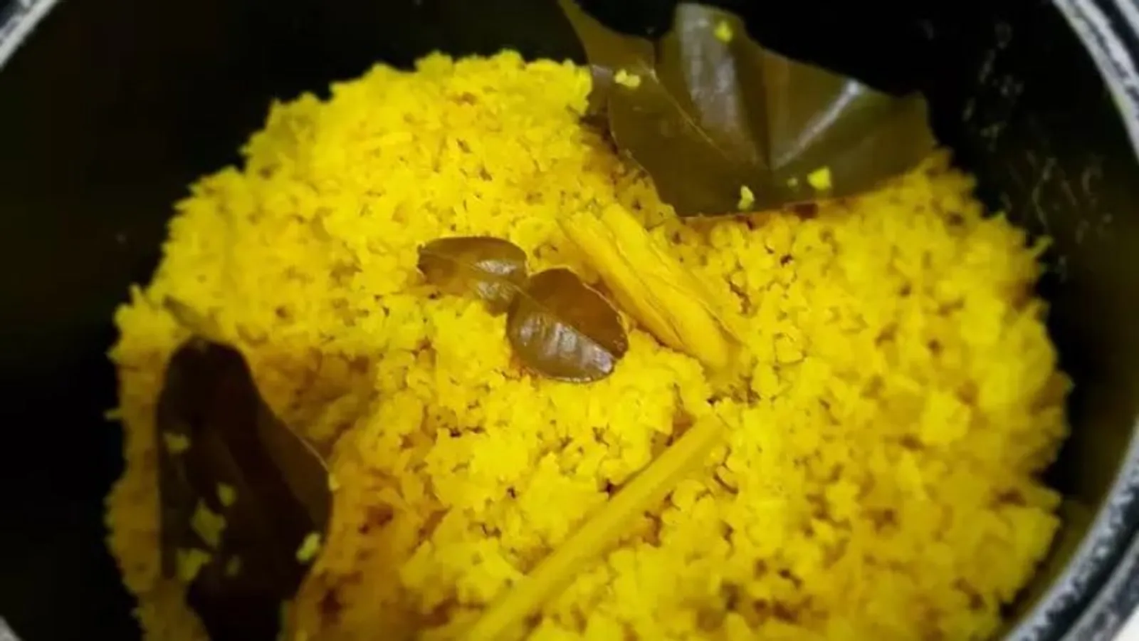 Resep Nasi Kuning Magic Com yang Pulen dan Gurih