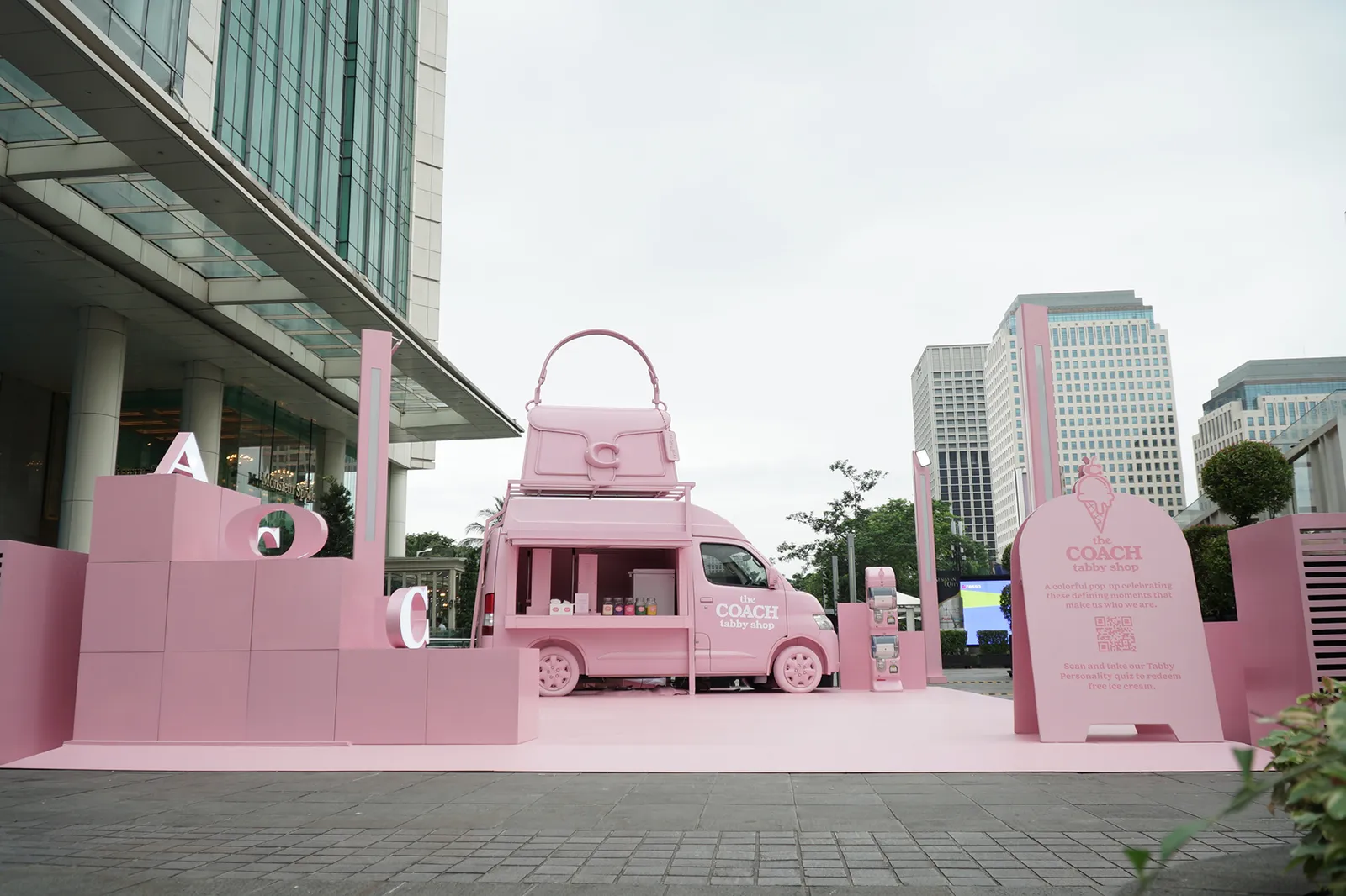 The Coach Tabby Tour, Pop-Up Es Krim Van Super Gemas!