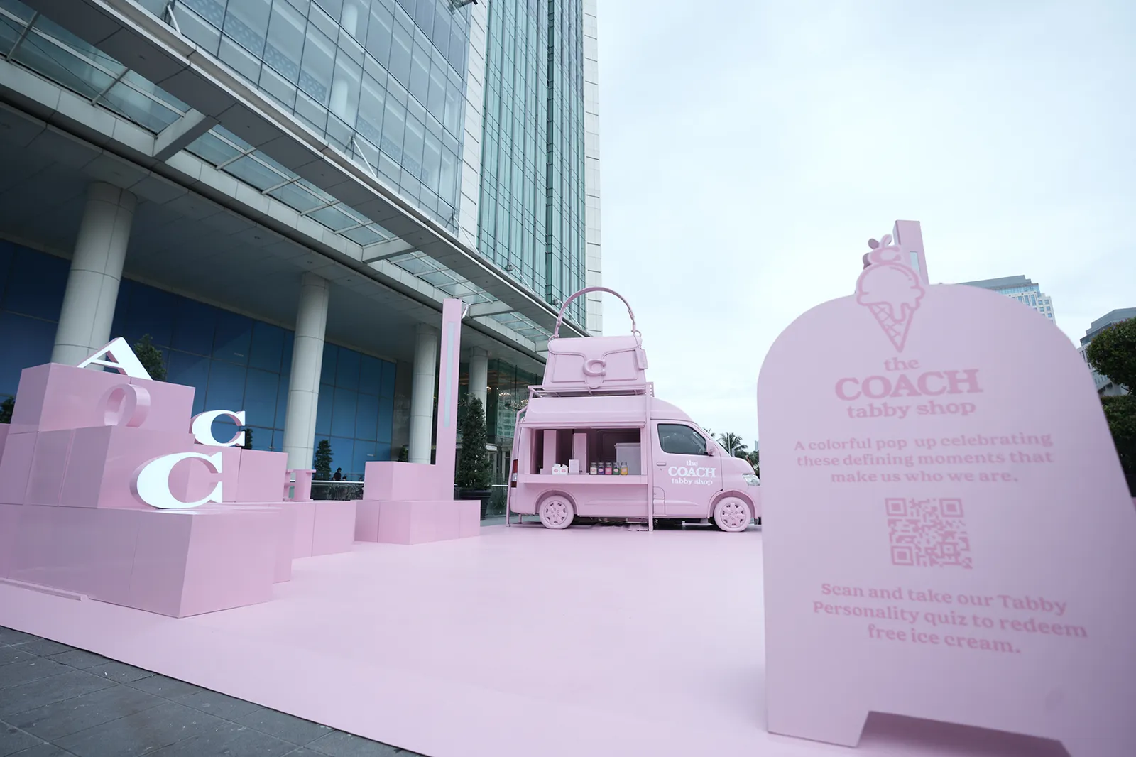 The Coach Tabby Tour, Pop-Up Es Krim Van Super Gemas!