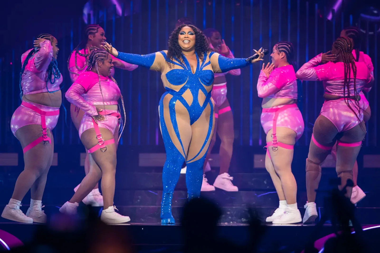 Lizzo Tampil Seksi Pakai Crystal Bodysuit di Konser Tour ‘Special’