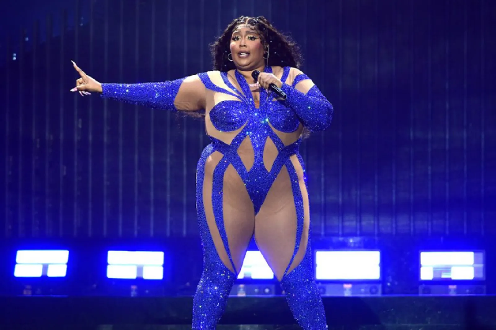 Lizzo Tampil Seksi Pakai Crystal Bodysuit di Konser Tour ‘Special’