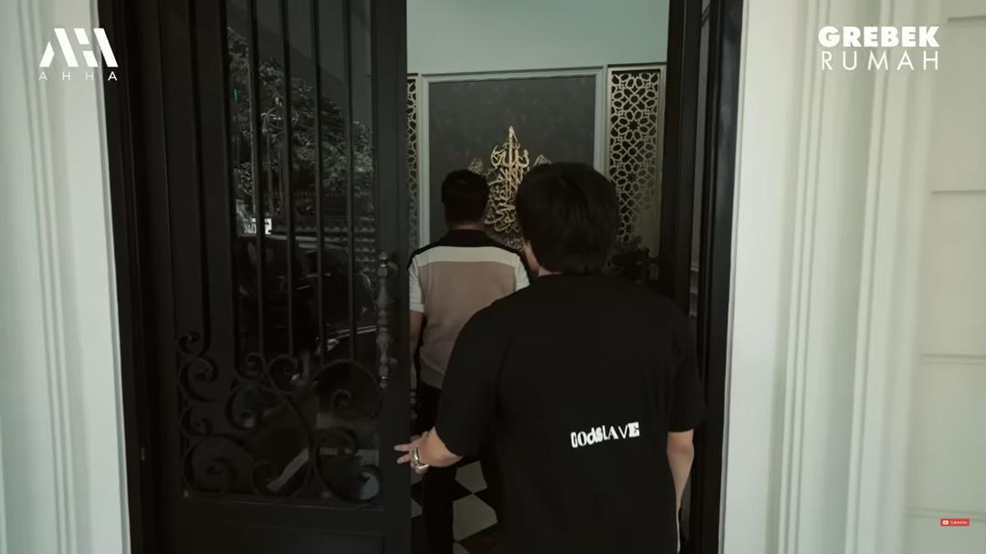 17 Potret Rumah Arie Untung, Punya Ruang Buat Kucing yang Luas