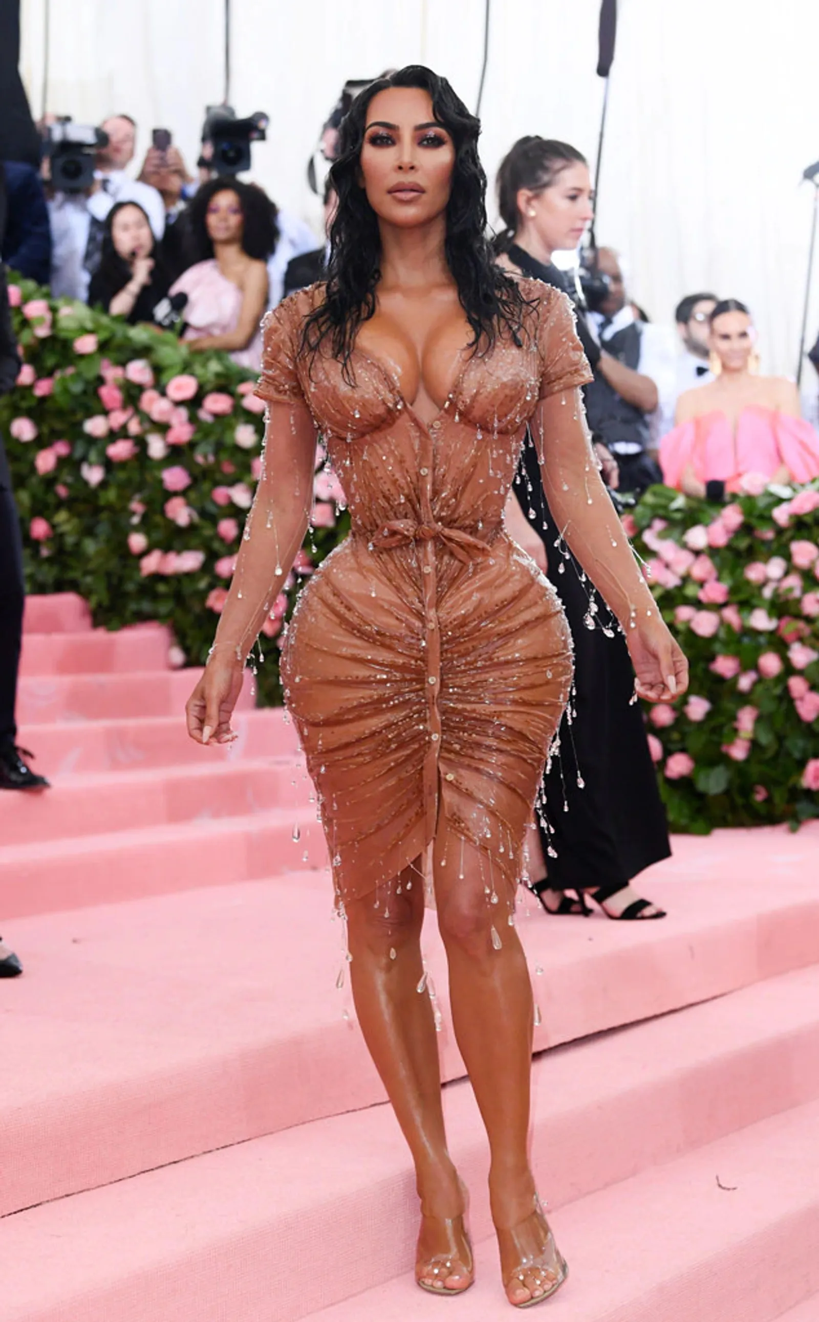 7 Transformasi Gaya Kim Kardashian di Met Gala, Seksi & Kontroversial