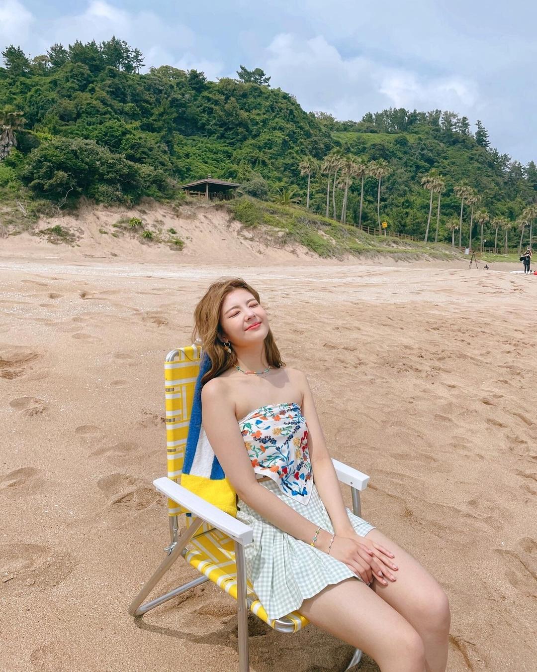 Ide Outfit Liburan ke Pantai a La Artis Korea