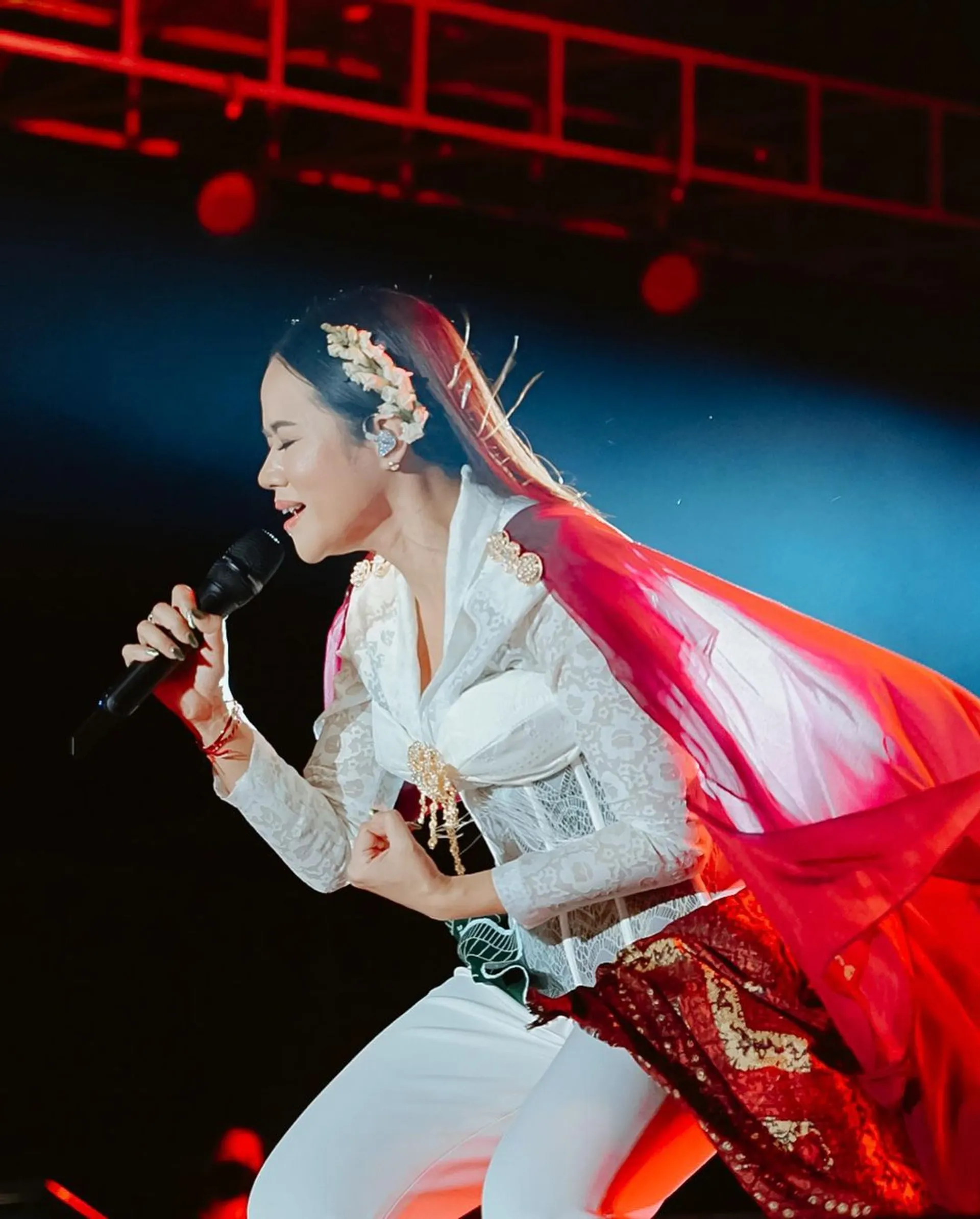 Cinta Budaya Tradisional, Begini Gaya Panggung Etnik Yura Yunita