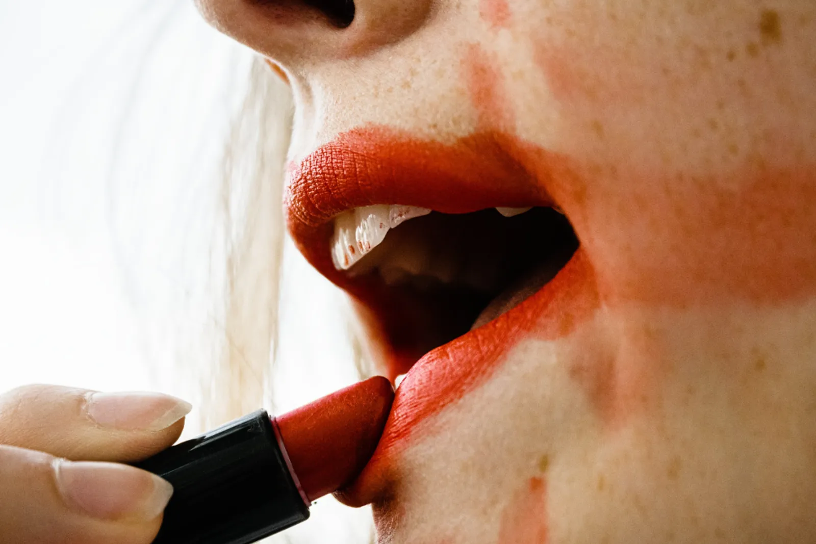 6 Cara Pakai Matte Lipstick Agar Bibir Nggak Terasa Kering 