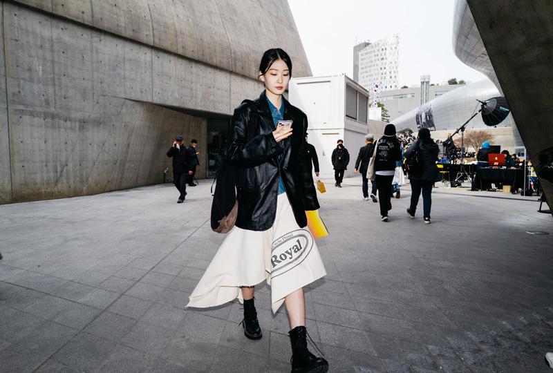 Chic! 7 Gaya Street Style Terbaik Seoul Fashion Week
