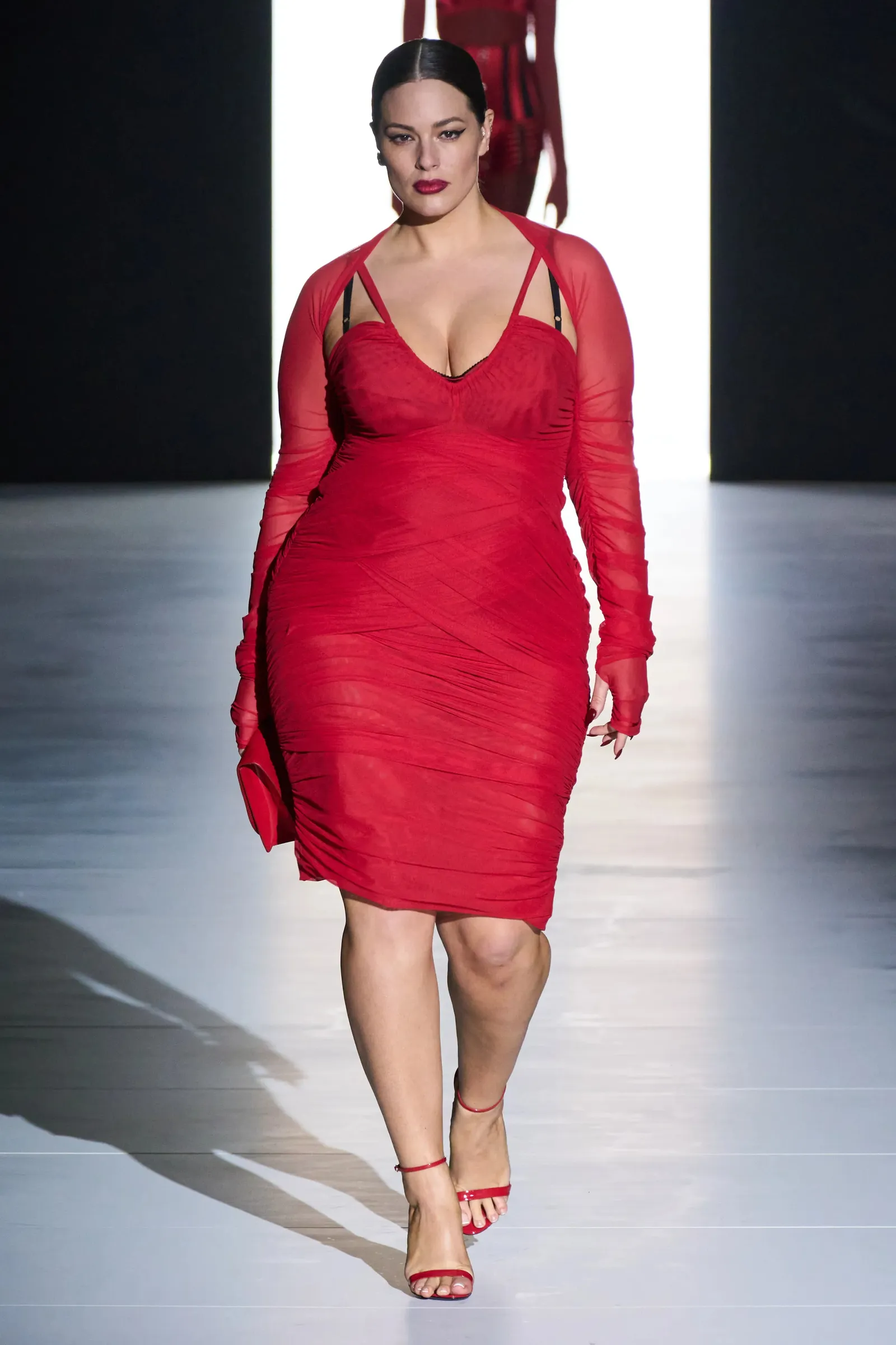 5 Model Plus Size yang Sering Berjalan di Runway Fashion Dunia