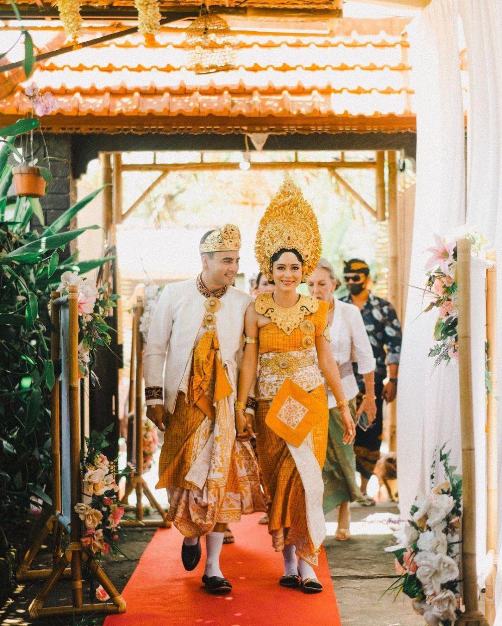 10 Momen Pernikahan Laura Theux dan Indra Brotolaras, Pakai Adat Bali!