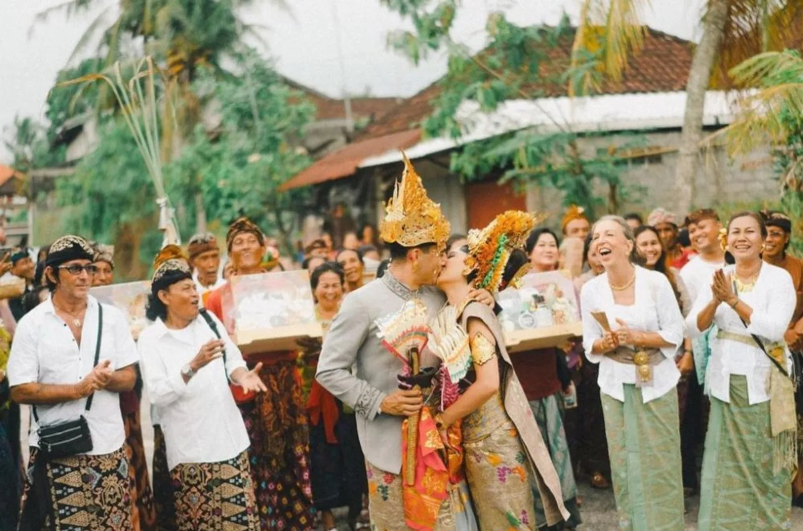 10 Momen Pernikahan Laura Theux dan Indra Brotolaras, Pakai Adat Bali!