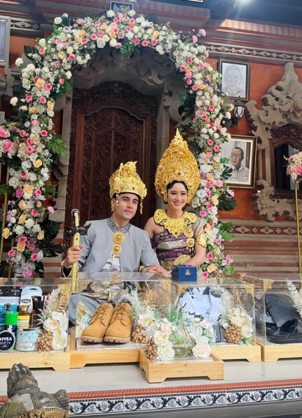 10 Momen Pernikahan Laura Theux dan Indra Brotolaras, Pakai Adat Bali!