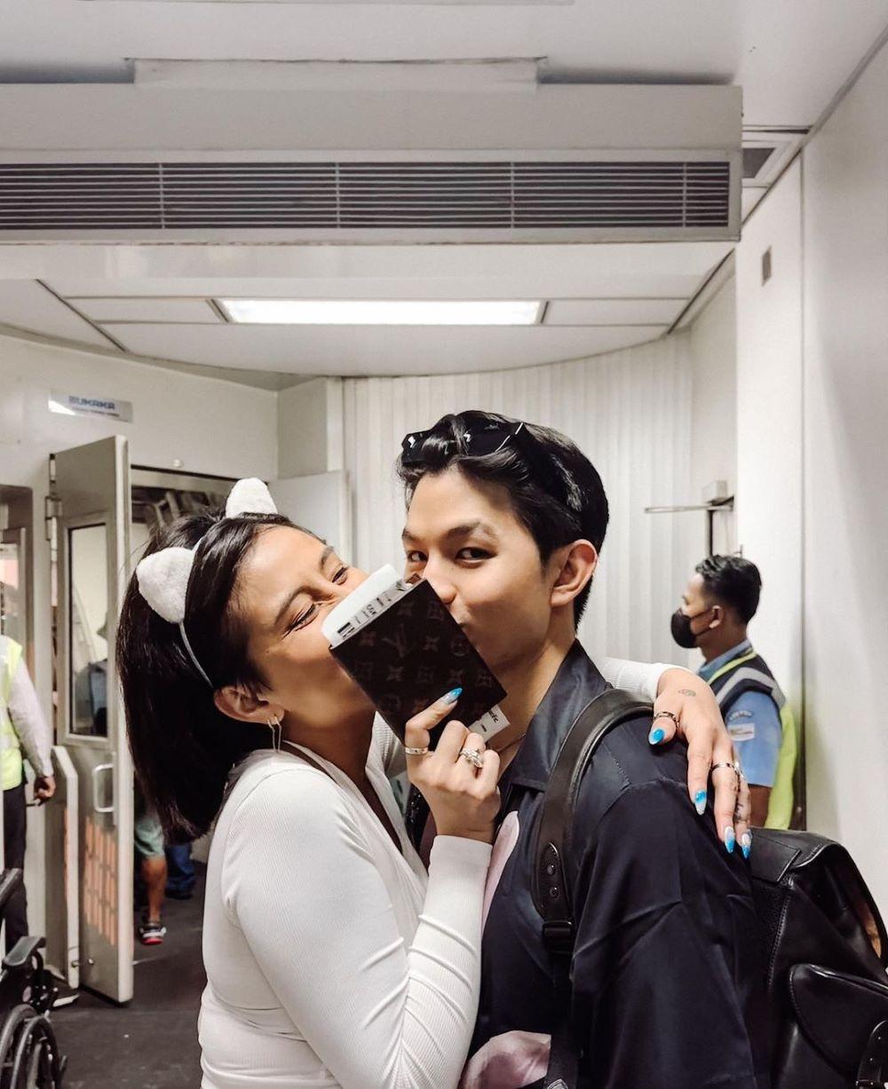 Kelewat Mesra, 10 Potret Liburan Awkarin dan Jonathan Alden
