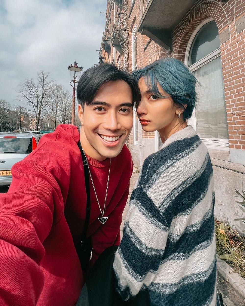 Momen Langka, Ini 8 Potret Vidi Aldiano & Sheila Dara Liburan di Eropa