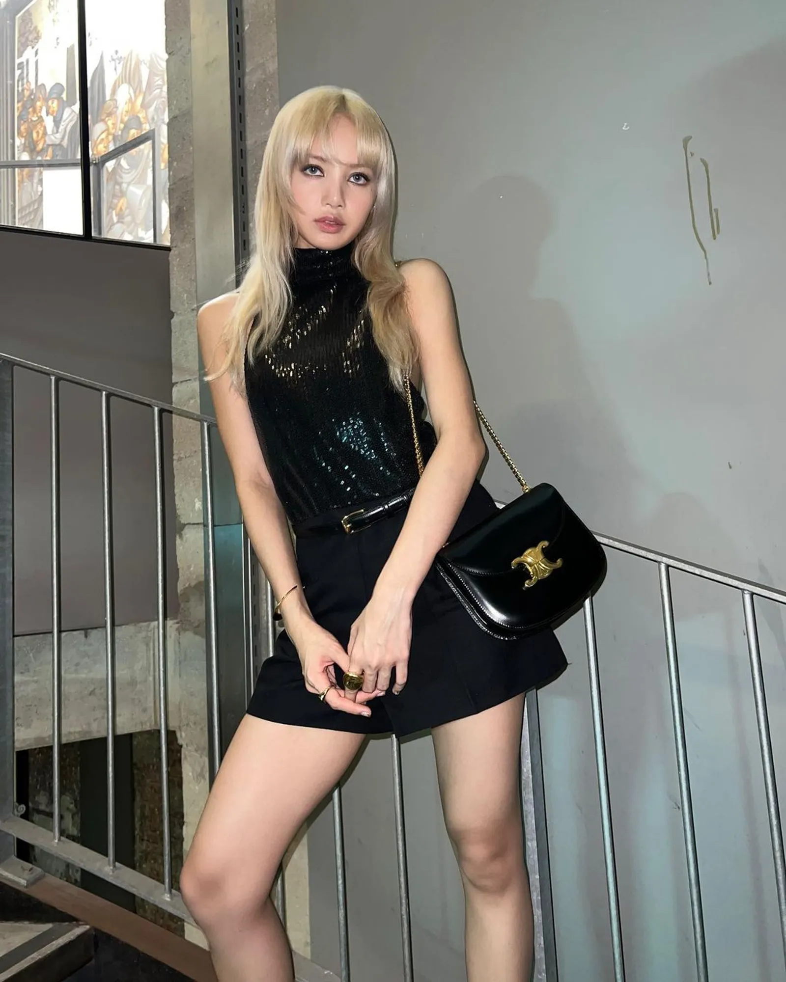 10 Fashion Lisa BLACKPINK dengan Koleksi Celine Paling Stylish