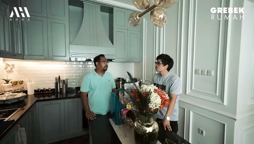 18 Potret Rumah Komedian Bedu, Bergaya American Style Rp10 Miliar