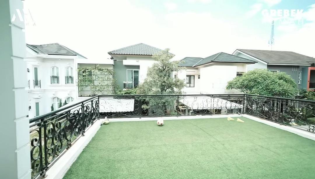 18 Potret Rumah Komedian Bedu, Bergaya American Style Rp10 Miliar
